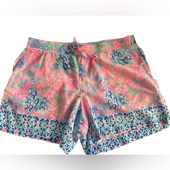 Lilly Pulitzer Pants - NWOT Lilly Pulitzer shorts, women’s medium. Comfortable cool, fabric.